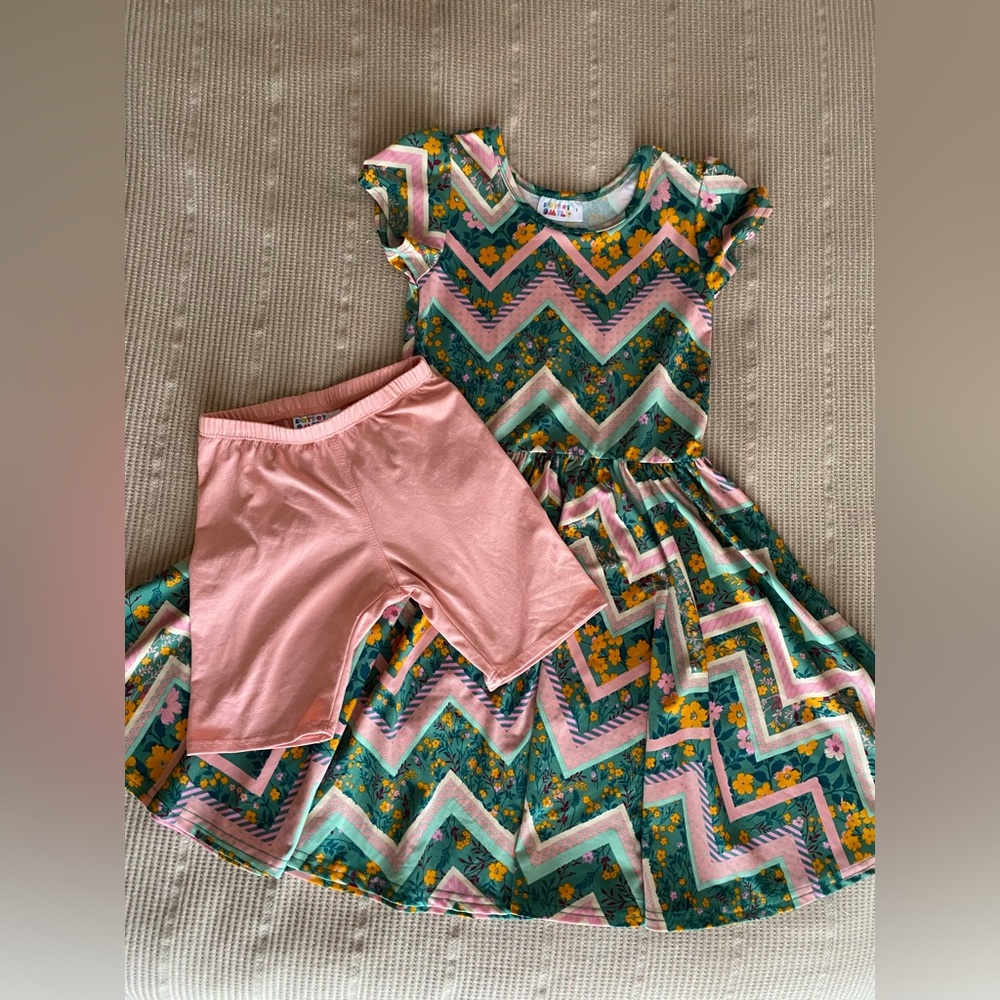 Girls size 7 dress with matching shorts 🎀👗🌼 DOT DOT SMILE